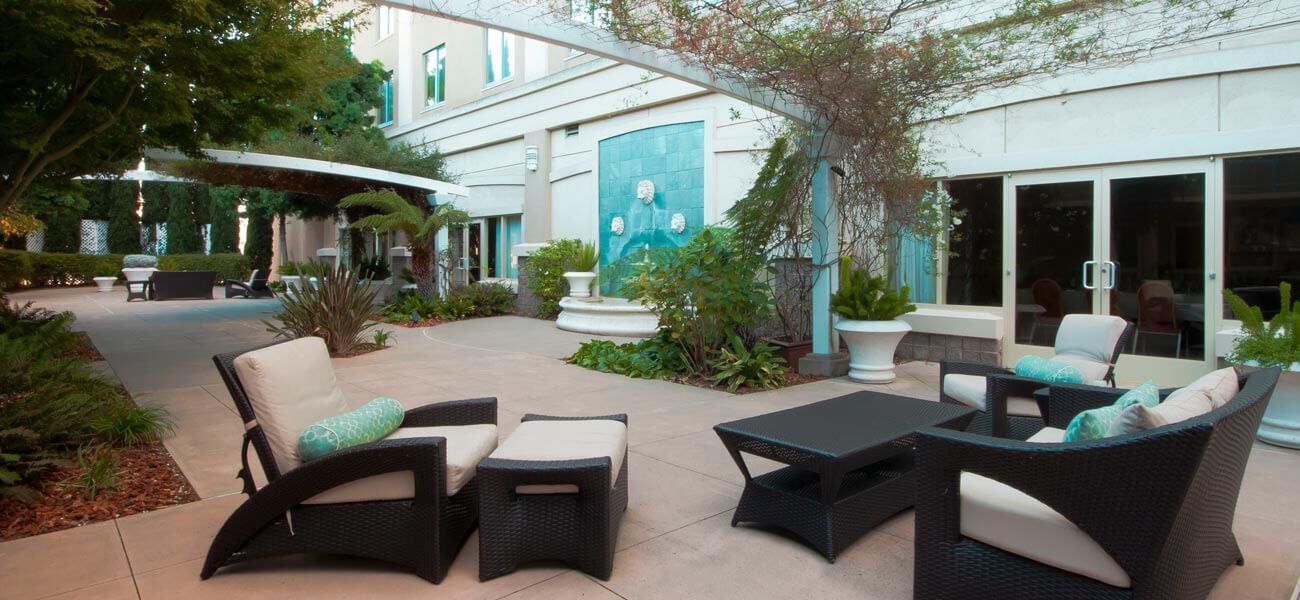 Comfortable seating areas with a relaxing ambiance abound at the Santa Clara Biltmore Hotel & Suites